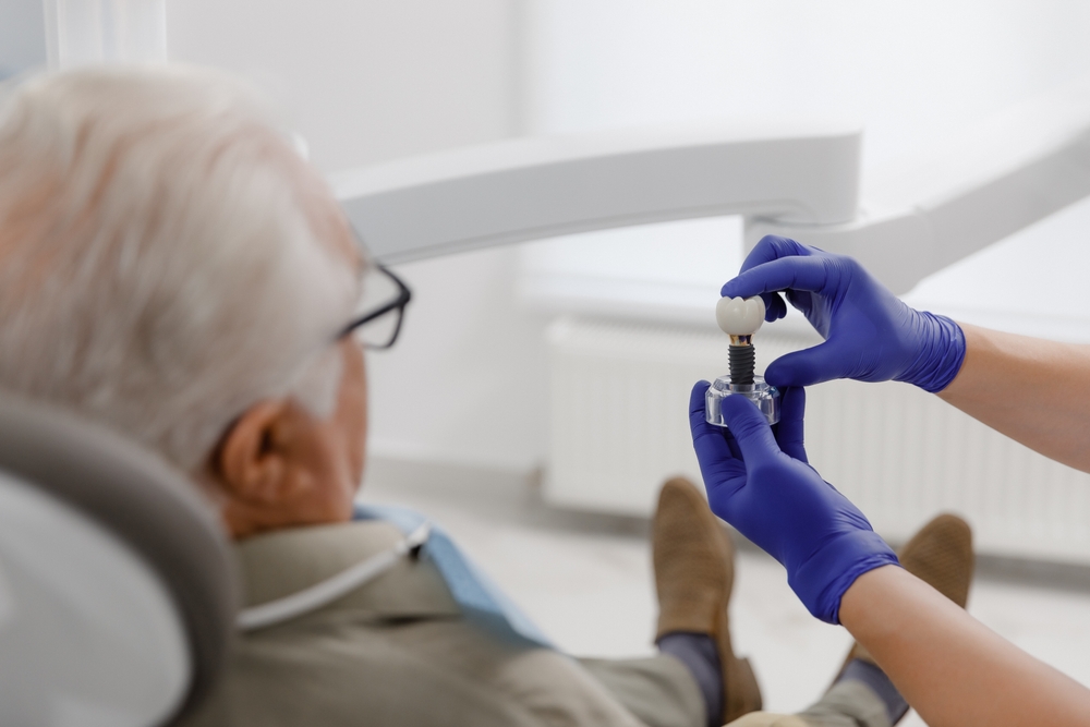 Dentist consulting a patient on dental implant pain relief